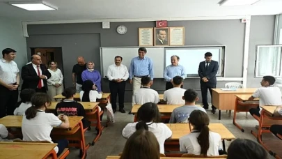 2023-2024 Eğitim-Öğretim dönemi son gününde çocukların karne heyecanına Kartepe Kaymakamı Hasan Öztürk ve Kartepe Belediye Başkanı Av.M.Mustafa Kocaman da ortak oldu