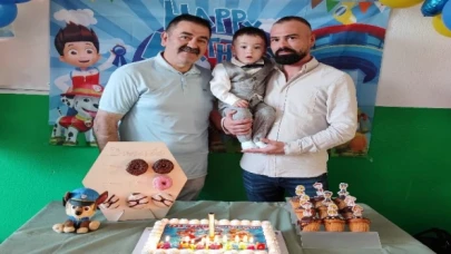 Almanya’da üçü bir arada doğum günü... Babalığı da, dedeliği de kendi doğum gününde yaşadı