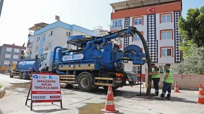 ASAT Teomanpaşa’da kanalizasyon hatlarını temizliyor