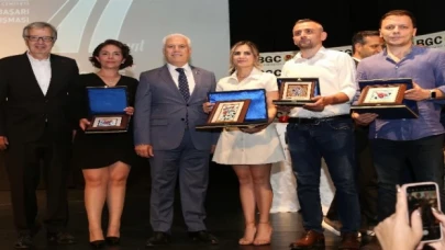 Başarılı gazeteciler ödüllerini Başkan Bozbey’in elinden aldı