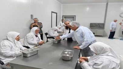 Başkan Büyükkılıç mutfağa girdi, bazlama pişirdi