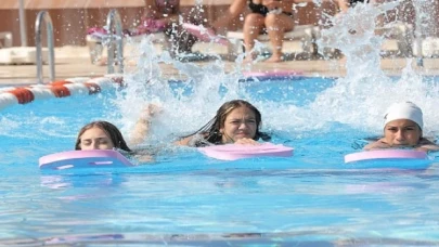 Bayraklı’da çocuklar için yüzme kursu