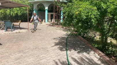 Bayram öncesi cami bahçelerinde bakım çalışmaları