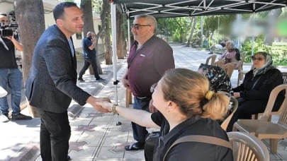 Bornova Belediye Başkanı Ömer Eşki, vergi ödemelerinin son gününde Mali İşler Müdürlüğü çalışanları ve vatandaşlarla bir araya geldi