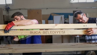 Buca’da ahşap atıklar kent mobilyasına dönüştürülüyor