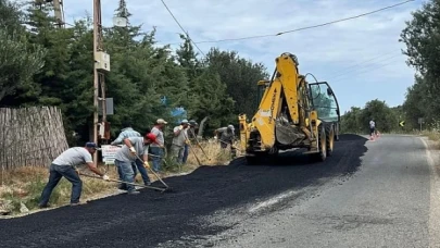 Burhaniye Belediyesi Fen İşleri Müdürlüğü ekipleri tarafından asfalt yama çalışmalarıyla onarıldı