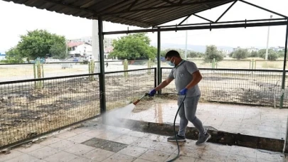 Burhaniye Belediyesi Kurban kesim alanlarının temizlik ilaçlama ve dezenfekte işlemlerini gerçekleştirdi