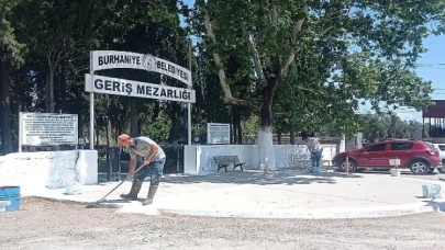 Burhaniye Belediyesi, yaklaşan Kurban Bayramı öncesinde ilçedeki mezarlıklarda kapsamlı temizlik ve bakım çalışmaları gerçekleştirdi