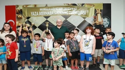 Burhaniye “Yaza Merhaba Satranç Turnuvası” Burhaniye Belediyesi Ahmet Akın Kültür Merkezi’nde gerçekleştirildi