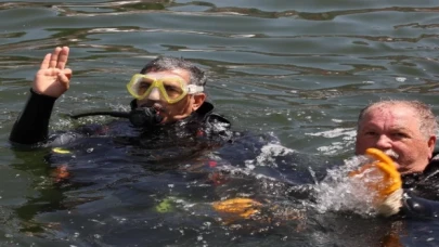 Bursa Gemlik’te Başkan Deviren de denize daldı!