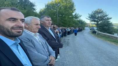 Bursa’da vatandaşlar bayram namazı sonrası mezarlıklara akın etti