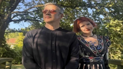 Eşiyle düet yaptı