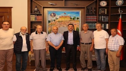 Eski Anavatan Partisi Genel Sekreteri ve 20. Dönem Nevşehir Milletvekili Abdulkadir Baş, Nevşehir Belediye Başkanı Rasim Arı’yı ziyaret etti