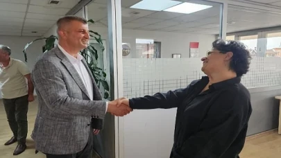 Gölcük Belediye Başkanı Ali Yıldırım Sezer, Kurban Bayramı öncesi son mesai gününde belediye personeli ile bayramlaştı