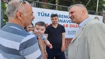 Gölcük Belediye Başkanı Ali Yıldırım Sezer, YKS’ye giren öğrencileri sınava girdikleri okul önünde ziyaret ederek heyecanlarını paylaşıp başarılar diledi