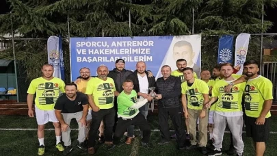 Gölcük Belediyesi 12. Birimler Arası Futbol Turnuvası’nda; Gelir Müdürlüğü’nü penaltılar sonucu yenen Gençlik Ve Spor Hizmetleri Müdürlüğü şampiyon oldu