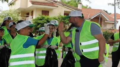 Gölcük gölü çevresinde öğrenci ve gönüllüler çöp toplandı