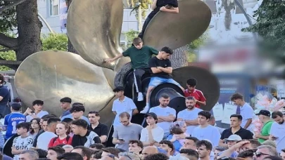 Gölcüklüler, A Milli Takımın EURO 2024 Avrupa Futbol Şampiyonası’nda Portekiz ile karşılaştığı maçı Anıtpark’ta kurulan dev ekranda birlikte izlediler