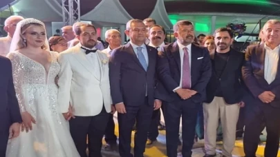 Güzelbahçe Belediye Başkanı Mustafa Günay, CHP Genel Başkanı Özgür Özel’inde katıldığı Melisa Yavaşoğlu ve Gaffar Çiçek’in düğün töreninde nikah şahitliği yaptı