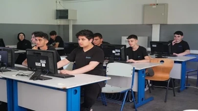 İETT, Tuzla Ahmet Yesevi Anadolu Lisesi’nin bilgisayar laboratuvarını yenileyerek öğrencilerin kullanımına sundu