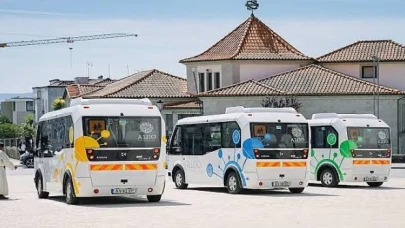 İstanbul Büyükşehir Belediyesi, diğer 38 ilçede olduğu gibi Adalar ilçesinde de toplu ulaşım hizmeti veriyor