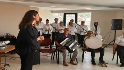 İZMEK şan kursiyerlerinden yıl sonu performans