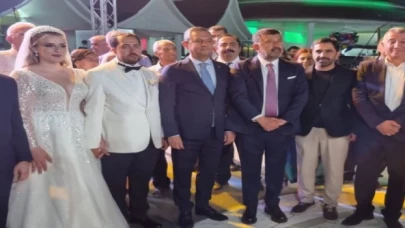 İzmir’de Özgür Özel ile birlikte nikah şahidi oldu