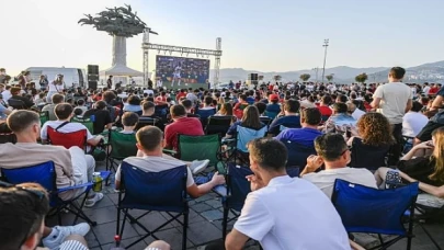 İzmirliler milli heyecanı dev ekranların karşısında yaşadı