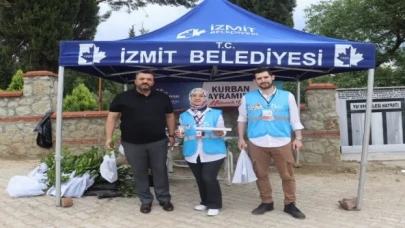 İzmit Belediyesinden mezarlık ziyaretinde bulunan vatandaşlara defne fidesi 