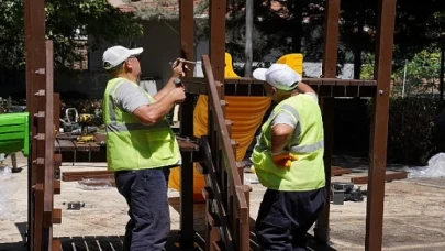 Kadıköy Belediyesi, Sahrayıcedit Mahallesi’nde kimliği belirsiz kişiler tarafından yakılan Erguvan Parkı’nı yeniden yaptı