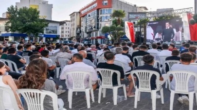 Karacabeyliler milli maç heyecanını dev ekranda yaşadı