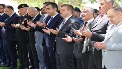 Karaman Belediye Başkanı Savaş Kalaycı, arife günü düzenlenen Şehitlik ziyareti programına katıldı