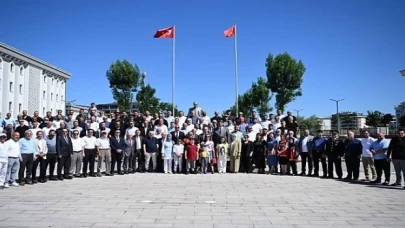 Kartepe’de geleneksel ilçe bayramlaşması Kurban Bayramı’nın ikinci günü, Kent Meydanı’nda gerçekleştirildi