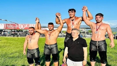 Kemer Belediyesi güreşçileri Kemer’e madalya ile döndü