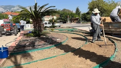 Kemer’de kavşak ve refüjlerde bakım çalışması