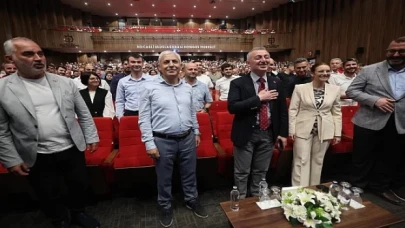 Kocaeli Büyükşehir Belediye Başkanı Tahir Büyükakın, Büyükşehir personeliyle bayramlaştı