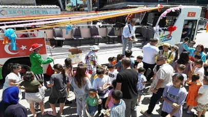 Kurban Bayramı münasebetiyle Kartepe Belediyesi tarafından ilçe genelinde düzenlenen etkinliklerle Kartepeli minikler bayram coşkusunu doyasıya yaşadılar