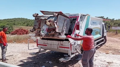 Kurban Bayramı tatilinde ziyaretçi akınına uğrayan Ayvalık’ta Temizlik İşleri Müdürlüğü ekipleri, üç vardiya halinde 24 saat mesai yaparak tonlarca çöp topladı