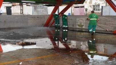 Kurban kesim yerlerinde gün boyu temizlik