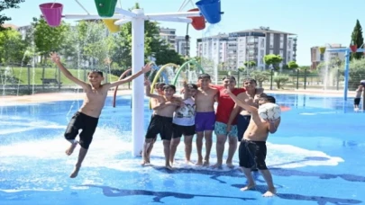 Manisa’da çocuklara serinleten eğlence