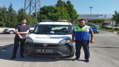 Manisa’da trafik zabıta öğrencileri sınava yetiştirdi