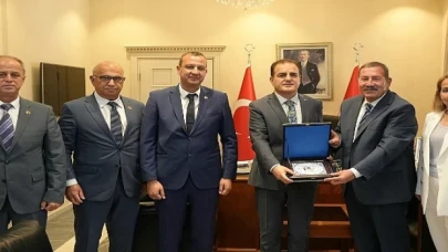 Milas Belediye Başkanı Fevzi Topuz beraberindeki heyet ile birlikte Muğla Valisi İdris Akbıyık’ı makamında ziyaret etti