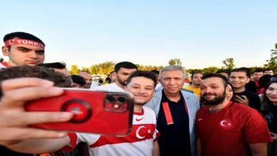Milli coşkuya Mansur Yavaş da ortak oldu