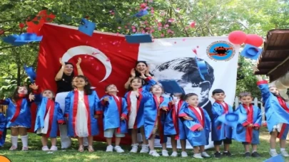 Minikler yılın stresini mezuniyetle attı