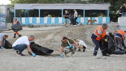 Mudanya Belediyesi yerlere atılan çöplerin fazlalığına dikkat çekmek için, Mudanya ve Güzelyalı sahilinde temizlik seferberliği gerçekleştirdi