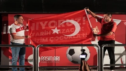 Nevşehir Belediye Başkanı Rasim Arı da maçı vatandaşlarla birlikte izledi.