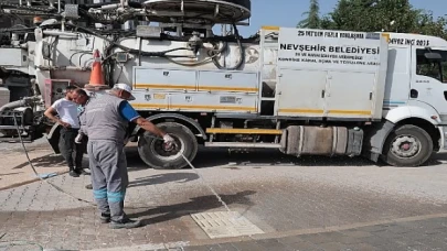 Nevşehir Belediyesi ekipleri, bayram öncesi temizlik çalışmalarını tüm mahallelerde yoğun bir şekilde sürdürüyor