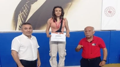Nevşehir Belediyesi sporcuları, Mersin’de katıldıkları Kick Boks Türkiye Şampiyonası Grup Seçmeleri müsabakalarında önemli dereceler elde etti