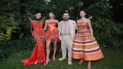 Özge Ulusoy ve Şevval Şahin tarihi köşkün bahçesinde podyuma çıktı