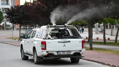 Selçuklu Belediyesi yaz aylarında aralıksız sürdürdüğü haşere ve sinek ilaçlama çalışmalarına yoğun mesai harcıyor.